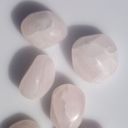 Mangano calciet, trommelsteen