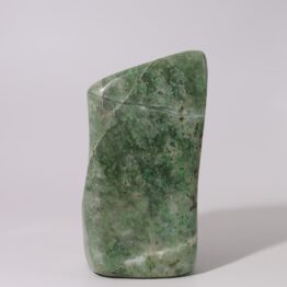 Groene granaat sculptuur